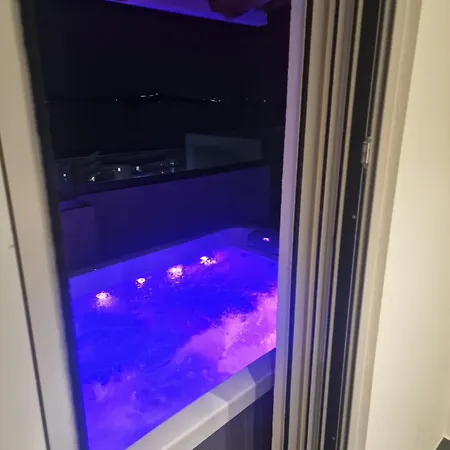 Penthouse With Jackuzy * Sarandë